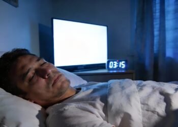 O que significa dormir com a TV ligada?