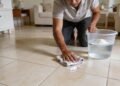 Adicionamos sal à água usada para lavar o chão: para que serve e por que é recomendado?