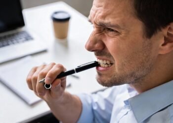 O que significa morder objetos quando está ansioso?