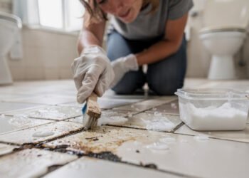 Sem água sanitária nem cloro: a melhor forma de tirar o amarelado dos rejuntes
