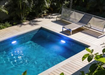 Com plantas e mesas de apoio, diga adeus a piscina sem graça com esse guia de decoração
