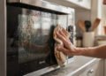 Como manter a porta do micro-ondas sempre limpa com ingredientes simples e baratos