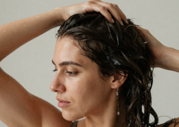 Para que serve lavar o cabelo com vinagre branco pelo menos uma vez por mês (não é pelo brilho)