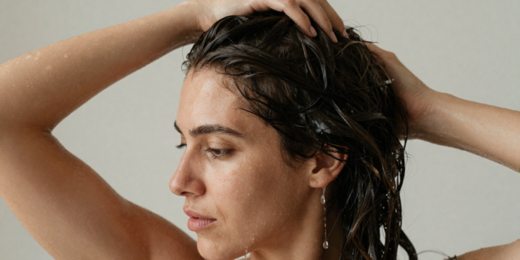 Fios com brilho intenso e aparência saudável após cuidado natural