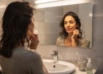 Você se acha bonito no espelho, mas feio nas fotos? não é loucura sua, tem uma explicação