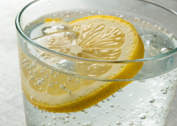 O que acontece com seu cérebro se você beber água com limão em jejum por 30 dias