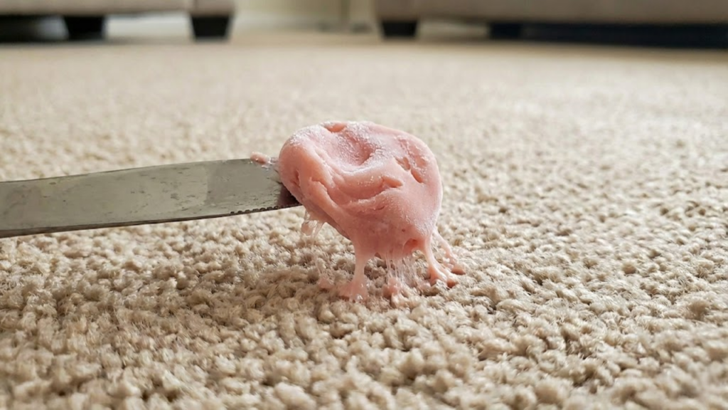 Uso de gelo para endurecer o chiclete e facilitar a remoção de tecidos e carpetes
