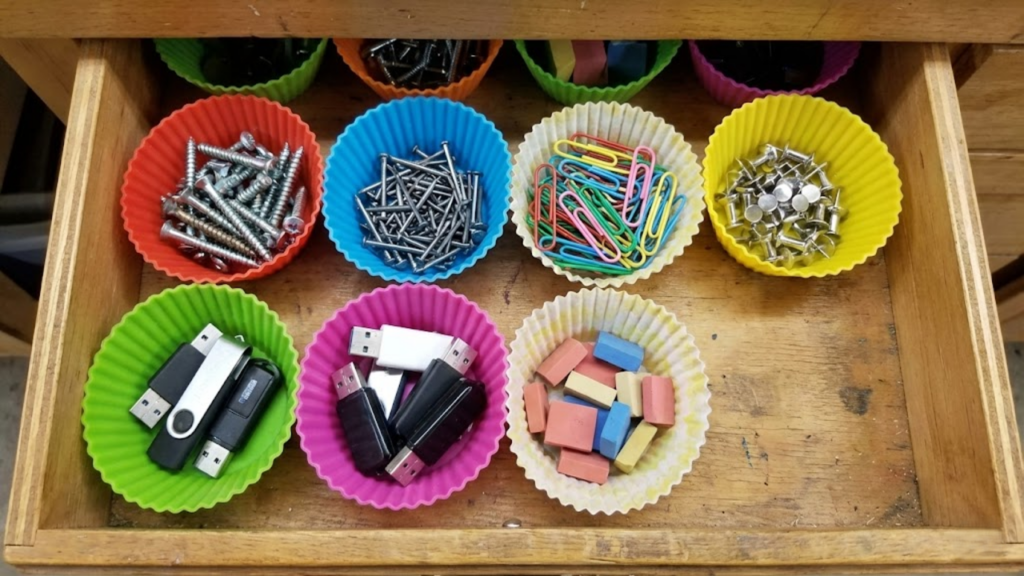 Formas de cupcake separam parafusos, clipes e miudezas, mantendo gavetas organizadas
