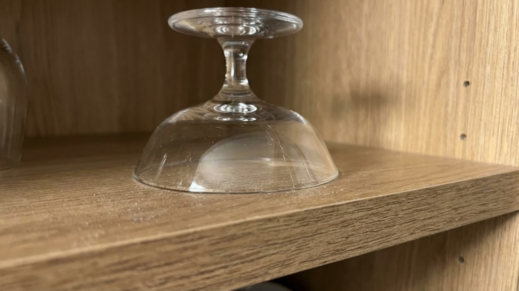 Armazenamento de taças viradas para baixo e os riscos de lascar bordas e reter odores
