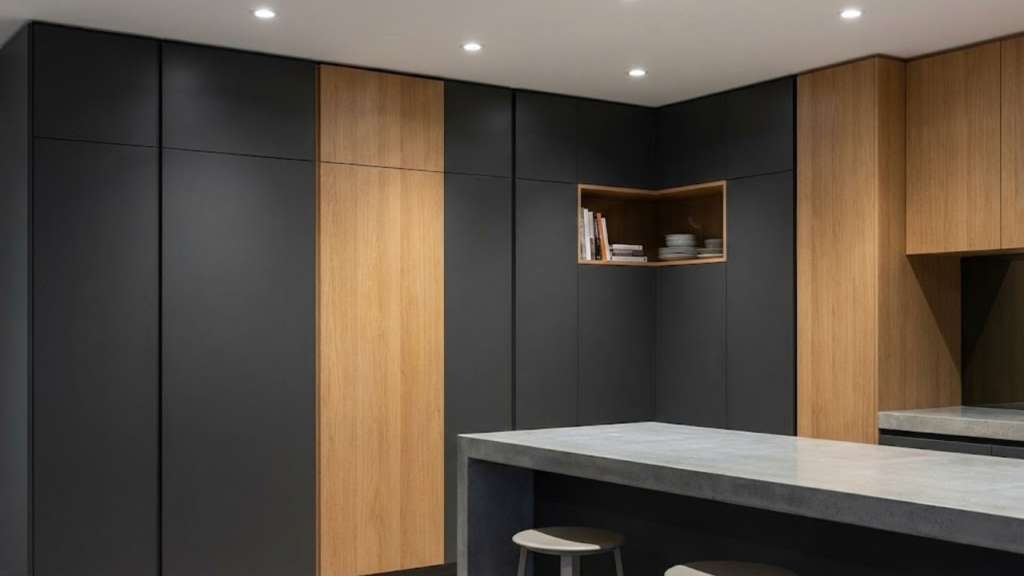 Retorno dos armários fechados na cozinha por organização, proteção e visual limpo
