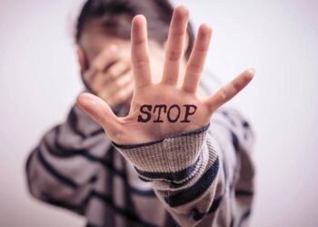 Comportamentos que fazem você intimidar os outros sem perceber, segundo a psicologia