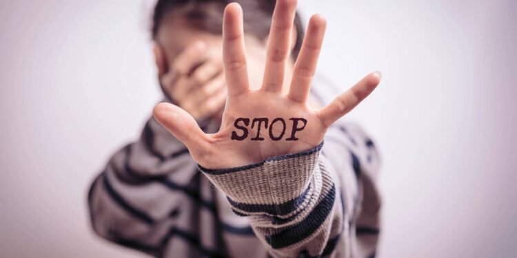 Comportamentos que fazem você intimidar os outros sem perceber, segundo a psicologia