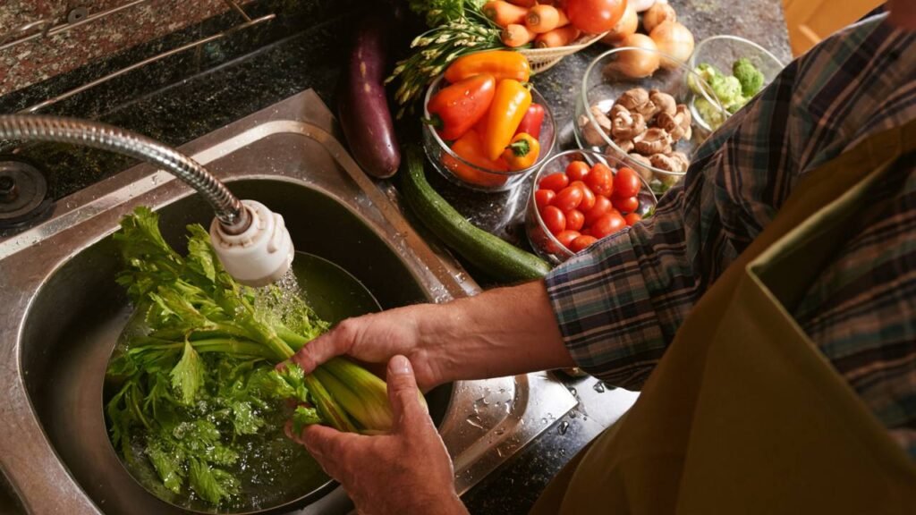 Como lavar os legumes em casa e remover a sujeira por completo