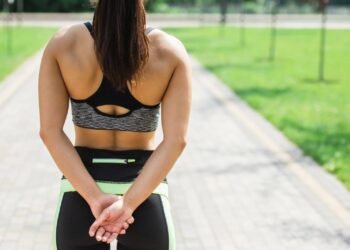 O que significa andar com as mãos atrás das costas, segundo a psicologia