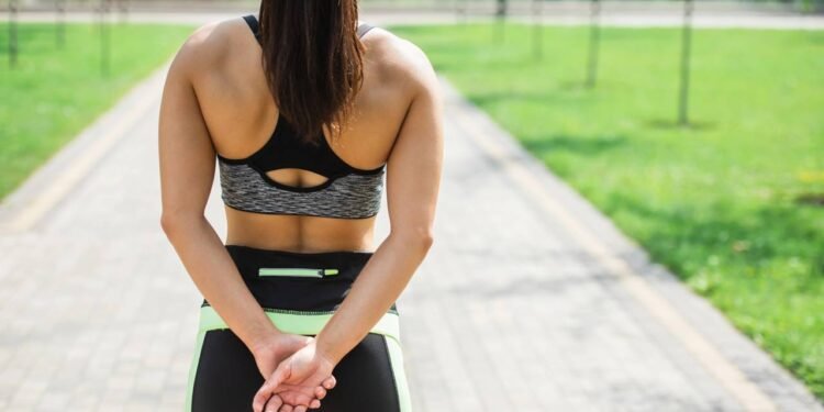 O que significa andar com as mãos atrás das costas, segundo a psicologia