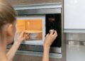 Por que você deveria esperar um pouco antes de comer a comida esquentada no micro-ondas, segundo a ciência