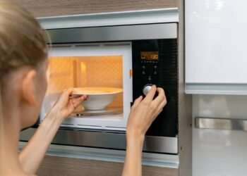 Por que você deveria esperar um pouco antes de comer a comida esquentada no micro-ondas, segundo a ciência