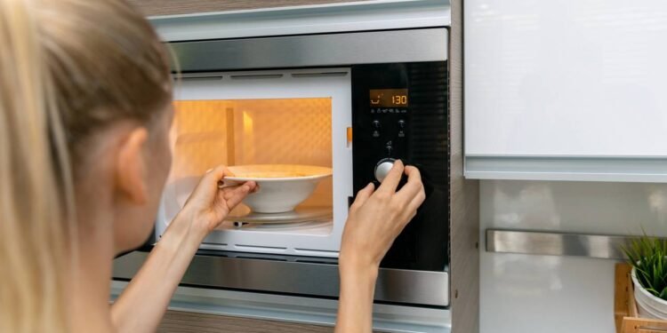 Por que você deveria esperar um pouco antes de comer a comida esquentada no micro-ondas, segundo a ciência