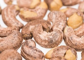 Riscos no chão de madeira? A noz (fruto seco) que repara móveis em segundos