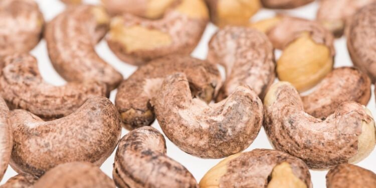 Riscos no chão de madeira? A noz (fruto seco) que repara móveis em segundos