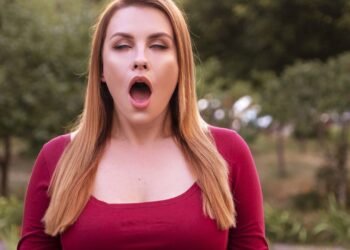 Dor de cabeça ou riso após o orgasmo é normal?