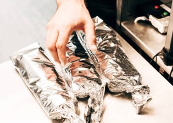 Se o papel alumínio derreter no forno, veja o que você precisa fazer a seguir