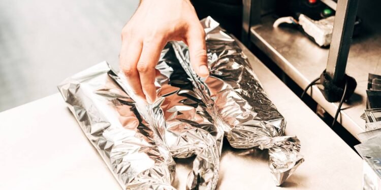 Se o papel alumínio derreter no forno, veja o que você precisa fazer a seguir