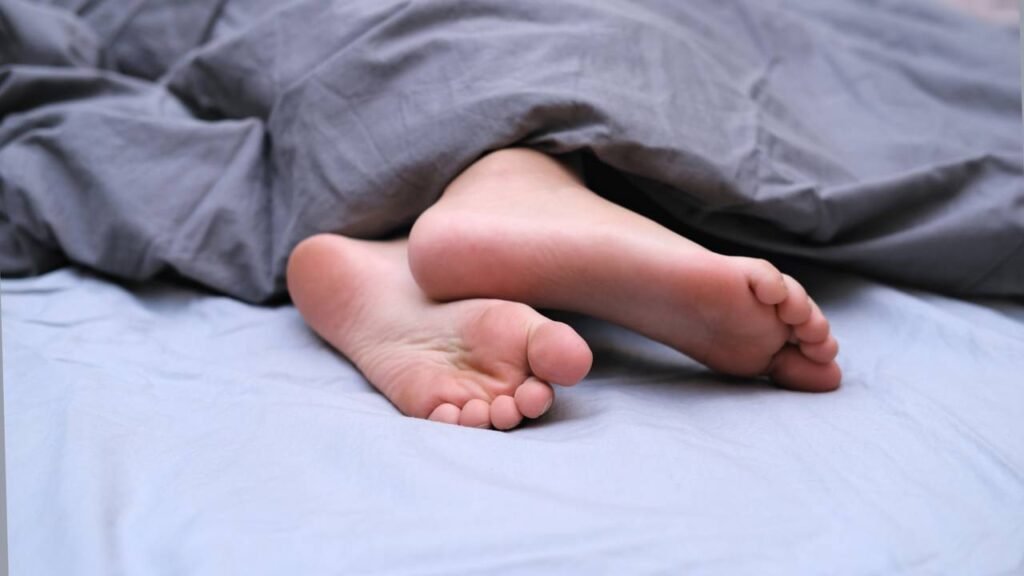 O que significa quando a pessoa dorme sempre com os pés descobertos?