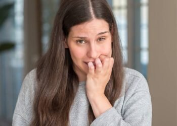 Os hábitos posturais que separam as pessoas que parecem confiantes daquelas que parecem inseguras, segundo a psicologia