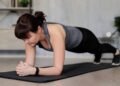 Fazer abdominal ajuda bastante na consciência corporal, mas o benefício real para deixar a barriga mais firme só aparece se o treino estiver alinhado com regularidade e controle alimentar