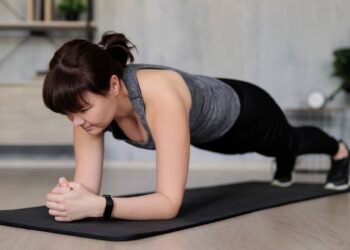 Fazer abdominal ajuda bastante na consciência corporal, mas o benefício real para deixar a barriga mais firme só aparece se o treino estiver alinhado com regularidade e controle alimentar