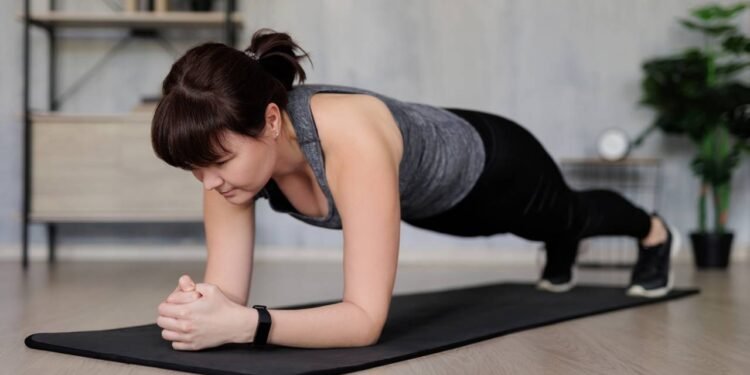 Fazer abdominal ajuda bastante na consciência corporal, mas o benefício real para deixar a barriga mais firme só aparece se o treino estiver alinhado com regularidade e controle alimentar