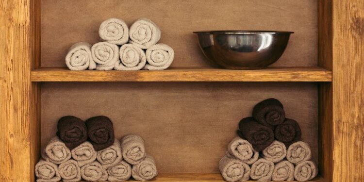 Fim das prateleiras abertas na cozinha? Por que os armários fechados voltaram a ser regra