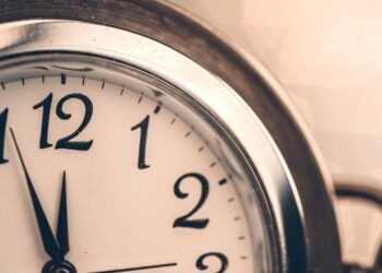 Como falar corretamente quando o relógio marcar 12h30, segundo a língua portuguesa