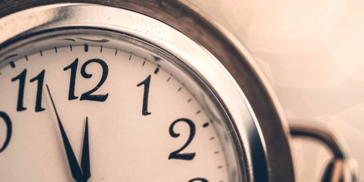 Como falar corretamente quando o relógio marcar 12h30, segundo a língua portuguesa