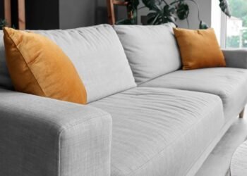 Por que afastar o sofá apenas 10 cm da parede pode transformar a sua sala