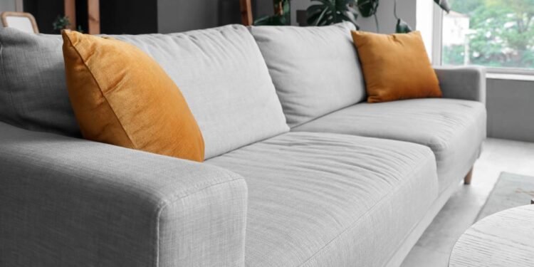 Por que afastar o sofá apenas 10 cm da parede pode transformar a sua sala