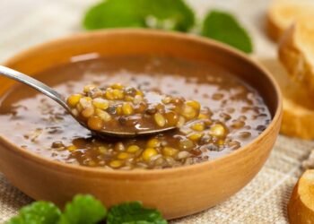 A sopa que ajuda a controlar a fome, mantém a energia e é prática para o dia a dia