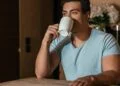 Por que tomar café de estômago vazio pode estar destruindo sua tireoide