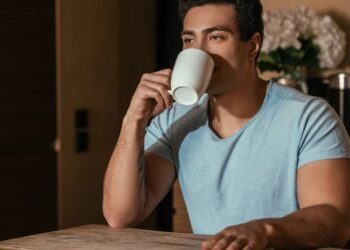 Por que tomar café de estômago vazio pode estar destruindo sua tireoide