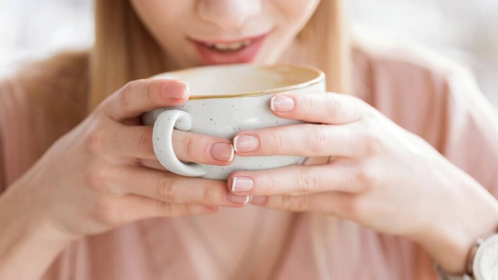 Por que tomar café de estômago vazio pode estar destruindo sua tireoide