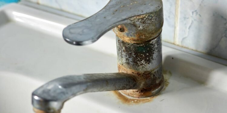 O truque do saco plástico com vinagre preso com elástico para remover calcário das torneiras