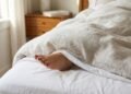 O que significa quando a pessoa dorme sempre com os pés descobertos?