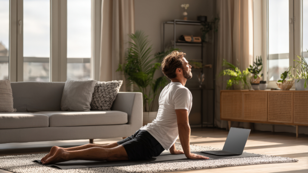 Os alongamentos que você deve fazer todos os dias para neutralizar os efeitos de ficar sentado