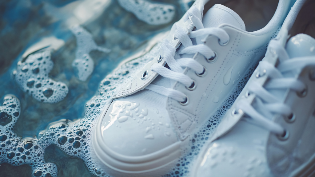 Poucos sabem o truque para limpar tênis brancos em casa sem danificá-los