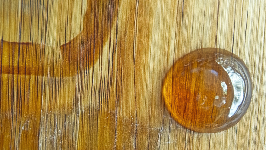 Os truques para tirar manchas de água em móveis de madeira