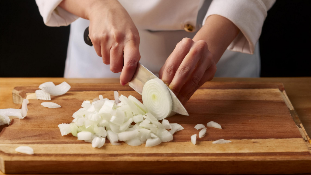 Poucos sabem por que choramos ao cortar cebolas e como evitá-lo