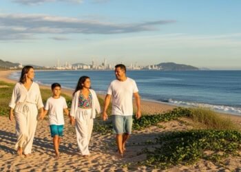 Famílias brasileiras estão se mudando para esta pequena cidade litorânea conhecida pelas escolas públicas de excelência em 2026