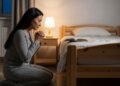 O que a psicologia diz sobre pessoas que rezam antes de dormir