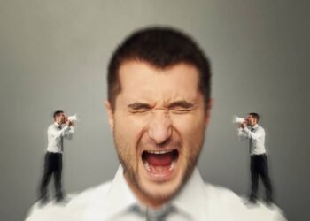 O motivo psicológico que faz críticas doerem mais que elogios